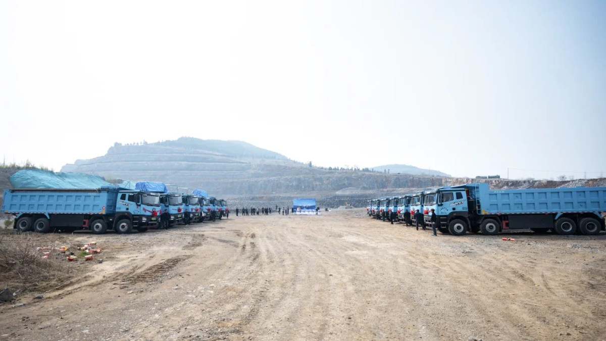 Electric dump truck fleet at a quarry