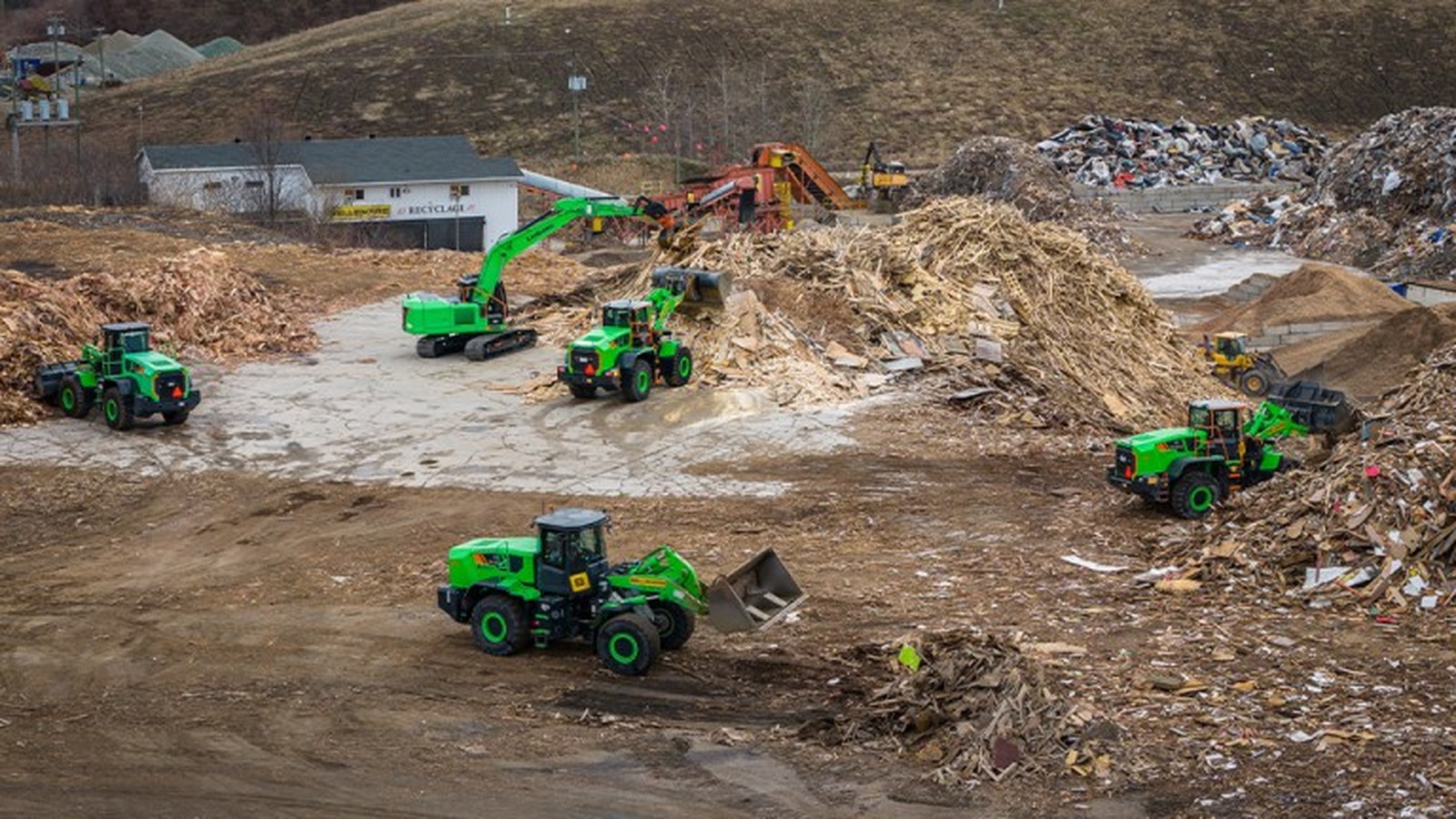 Electric wheel loader working in a recycling and materials handling environment